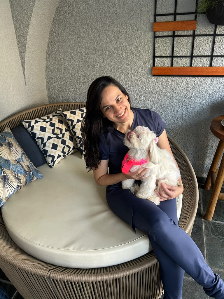 Dra. Joicy F. Santos em atendimento nutricional a domicílio com pet
